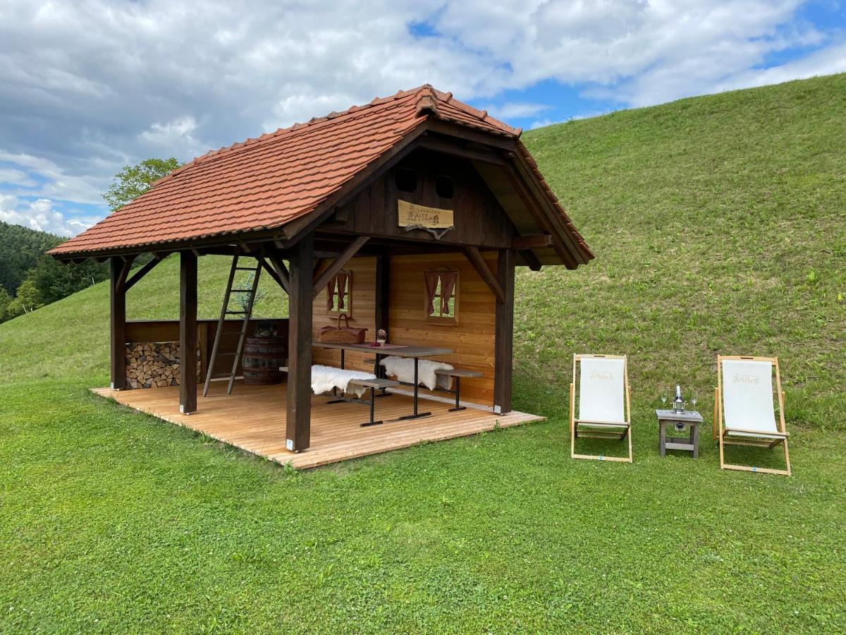 Vila Wooden Hut At Tourist Farm Artisek Store Exteriér fotografie