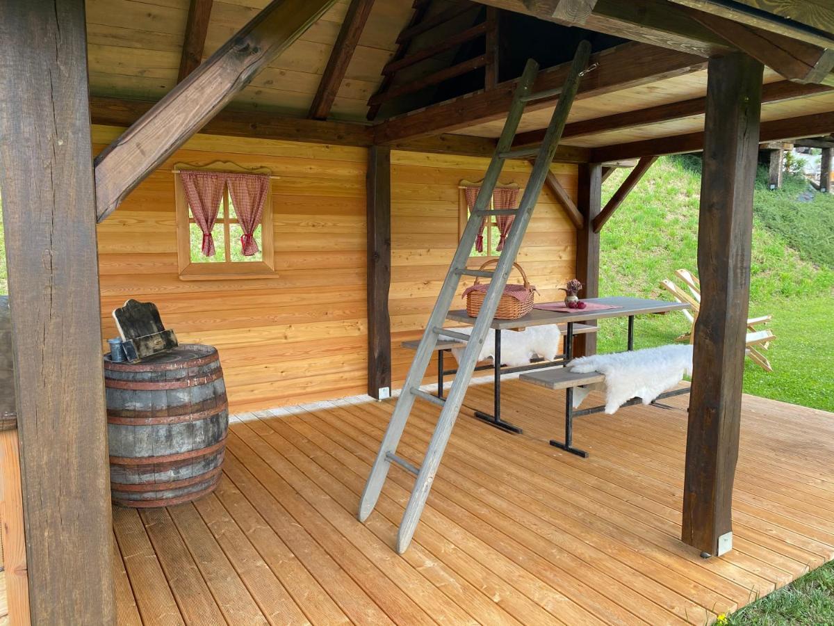 Vila Wooden Hut At Tourist Farm Artisek Store Exteriér fotografie
