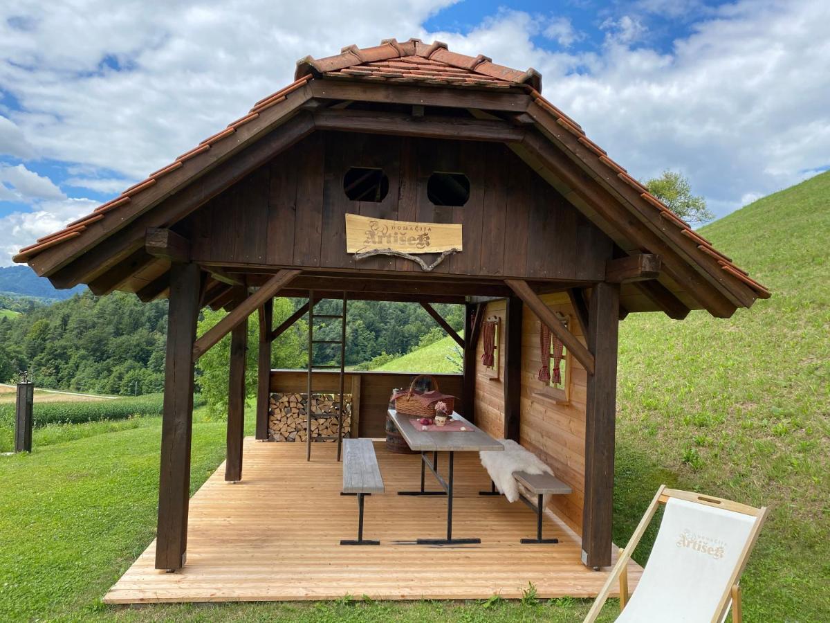 Vila Wooden Hut At Tourist Farm Artisek Store Exteriér fotografie