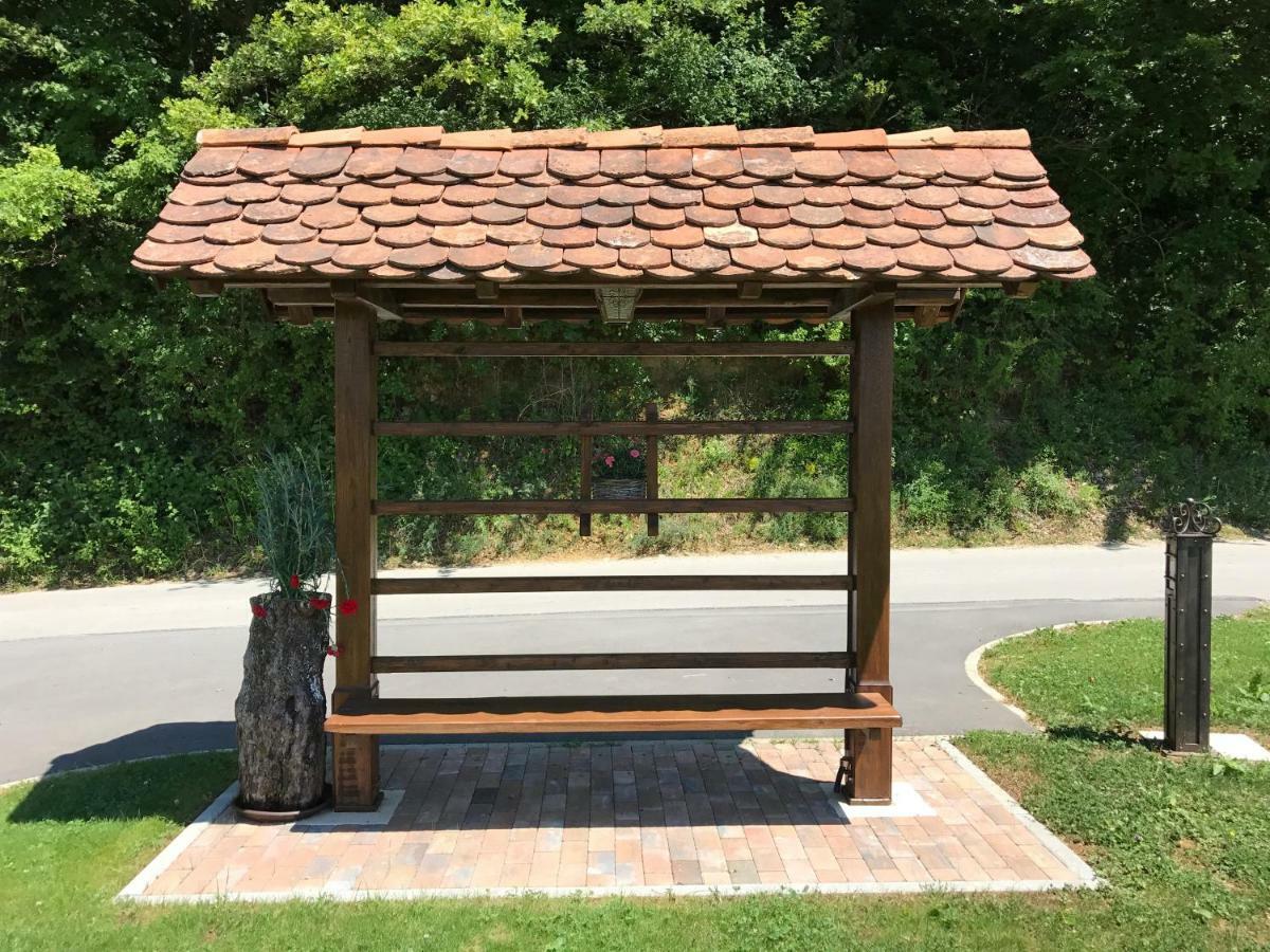 Vila Wooden Hut At Tourist Farm Artisek Store Exteriér fotografie